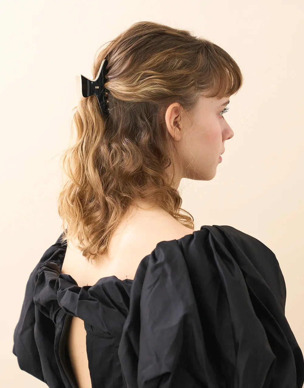L’Audacieuse Clip-8.5 cm-Black Clip-Beige-Alexandre de paris gcc